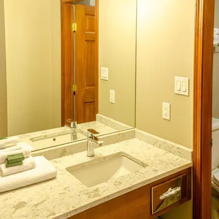 Cahilty Lodge Sun Peaks Room photo