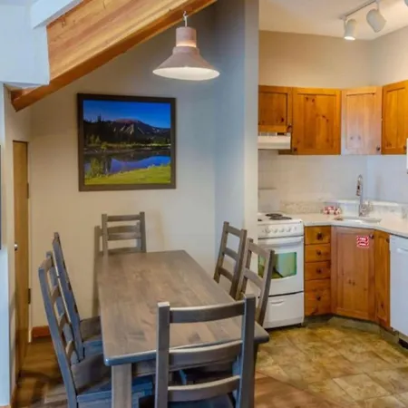 Cahilty Lodge Sun Peaks Exterior photo